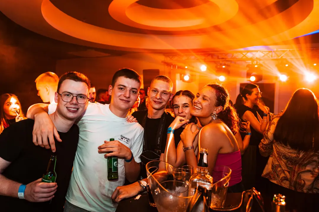 Društvo na večernjem izlasku u Respawnu