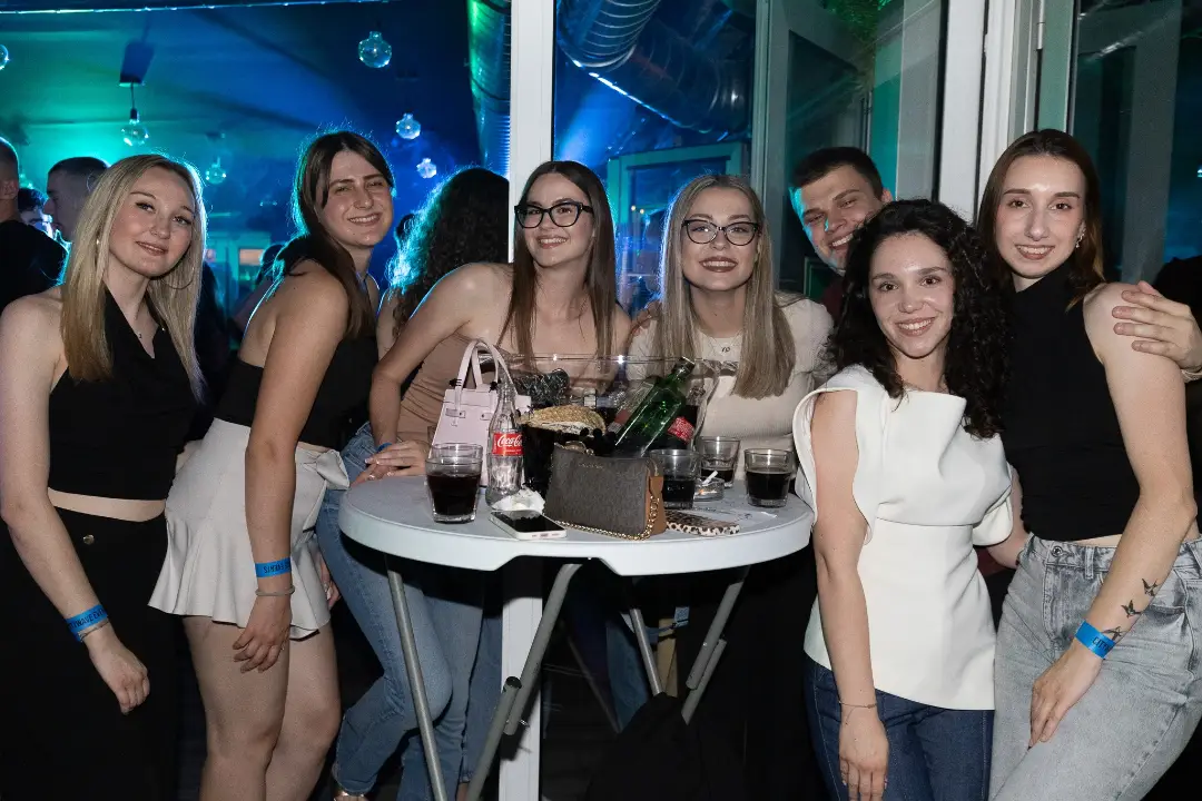 Prijatelji okupljeni za stolom